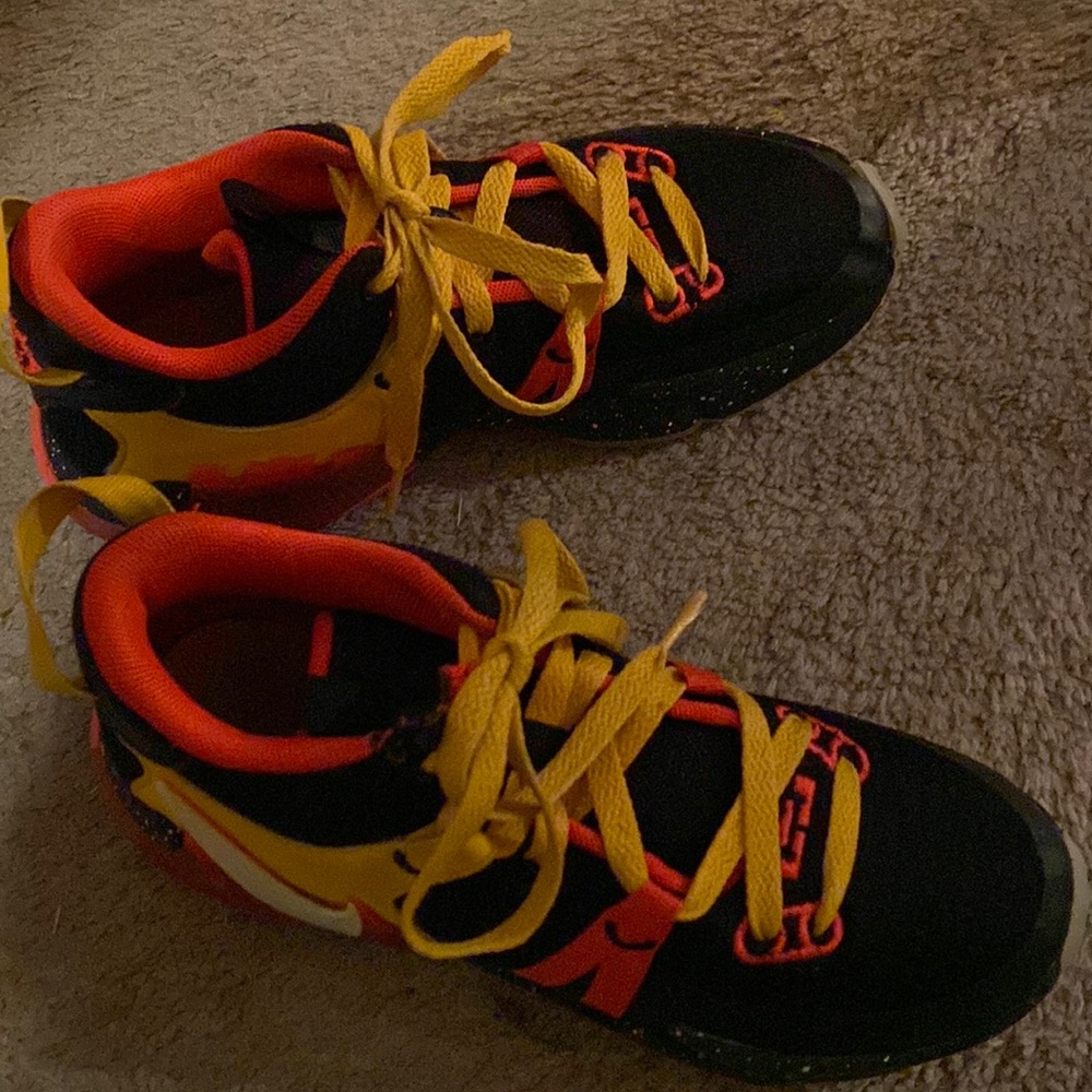 Youth Boys Lebron Witness Size 5.5